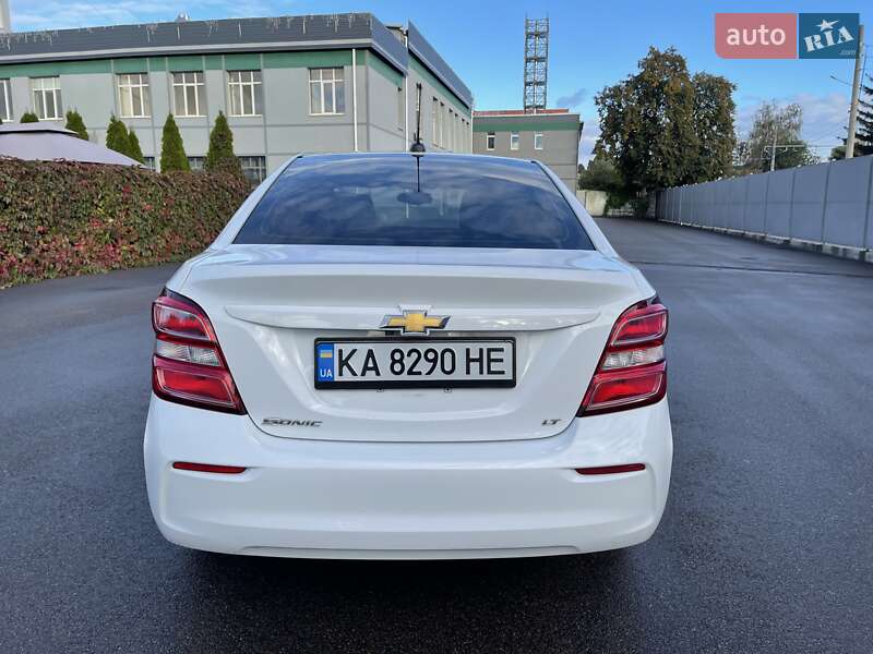 Седан Chevrolet Sonic 2017 в Киеве