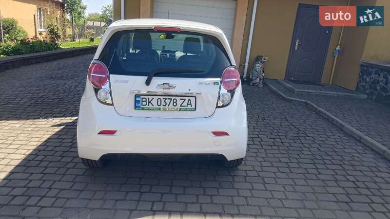 Хэтчбек Chevrolet Spark 2015 в Ровно