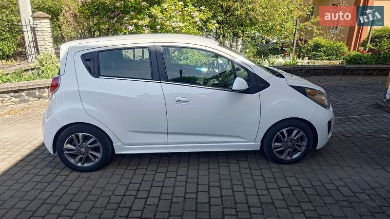 Хэтчбек Chevrolet Spark 2015 в Ровно