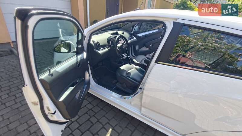 Хэтчбек Chevrolet Spark 2015 в Ровно