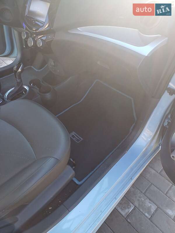 Хетчбек Chevrolet Spark 2015 в Рівному