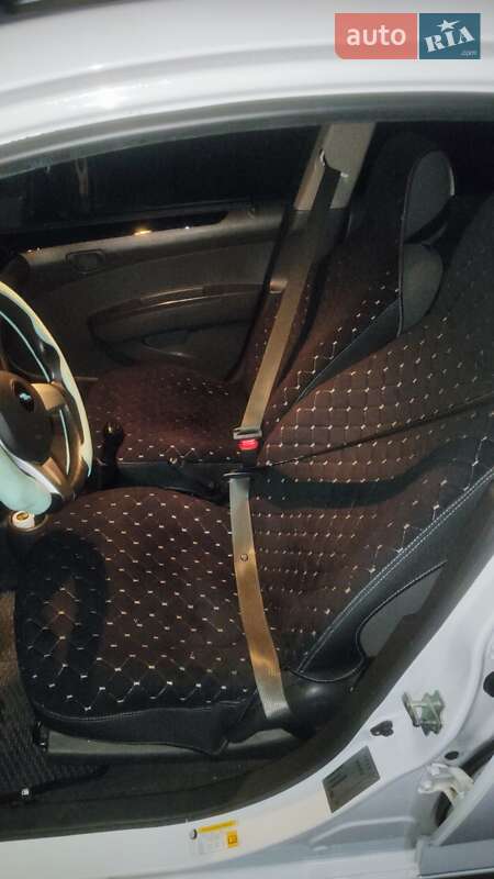 Хетчбек Chevrolet Spark 2012 в Южноукраїнську