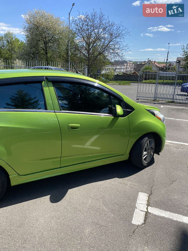 Хетчбек Chevrolet Spark 2014 в Рівному