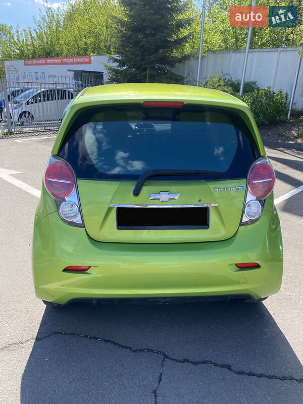 Хетчбек Chevrolet Spark 2014 в Рівному