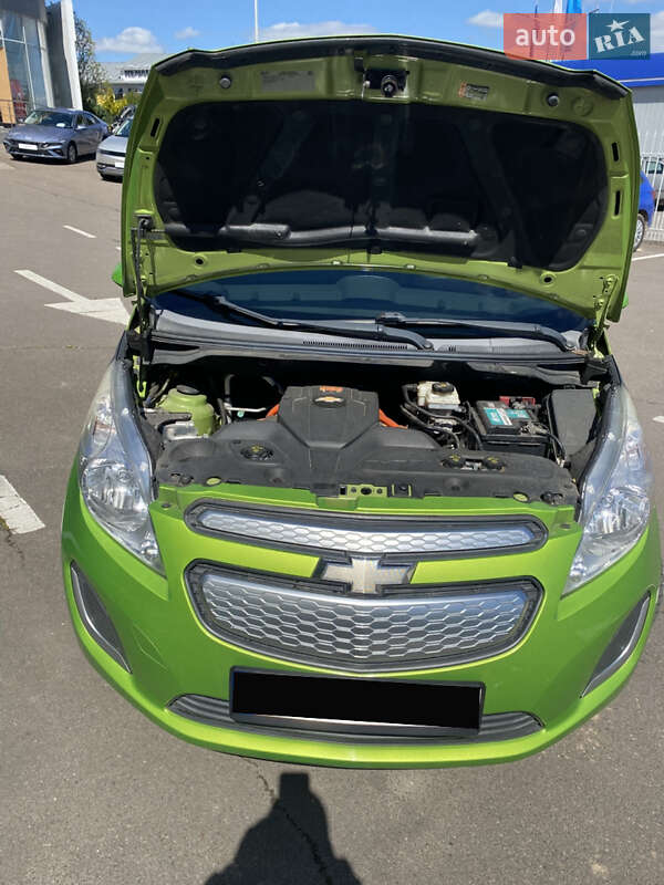 Хетчбек Chevrolet Spark 2014 в Рівному