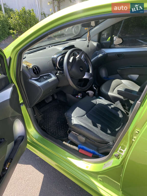 Хетчбек Chevrolet Spark 2014 в Рівному