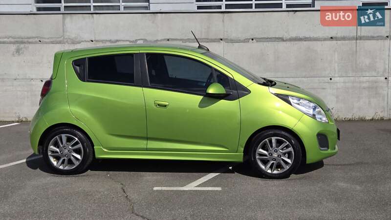 Хетчбек Chevrolet Spark 2015 в Києві