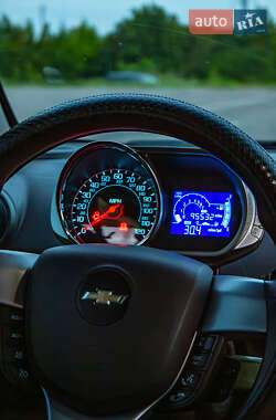 Хэтчбек Chevrolet Spark 2012 в 
