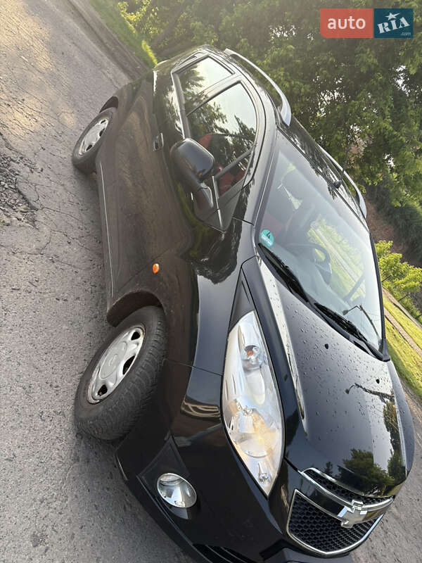 Хэтчбек Chevrolet Spark 2010 в Дубно