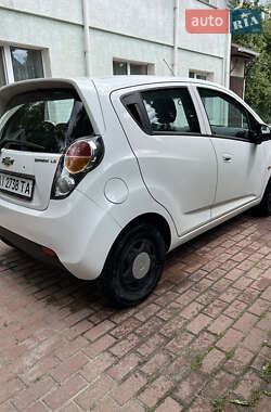 Хэтчбек Chevrolet Spark 2010 в 