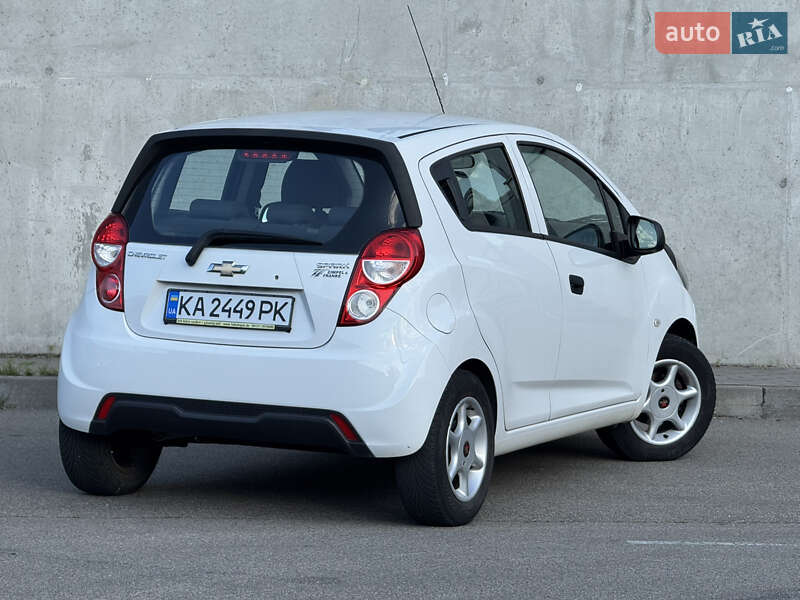 Хетчбек Chevrolet Spark 2014 в Києві