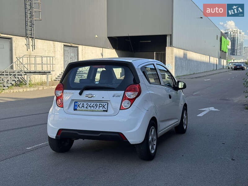 Хетчбек Chevrolet Spark 2014 в Києві