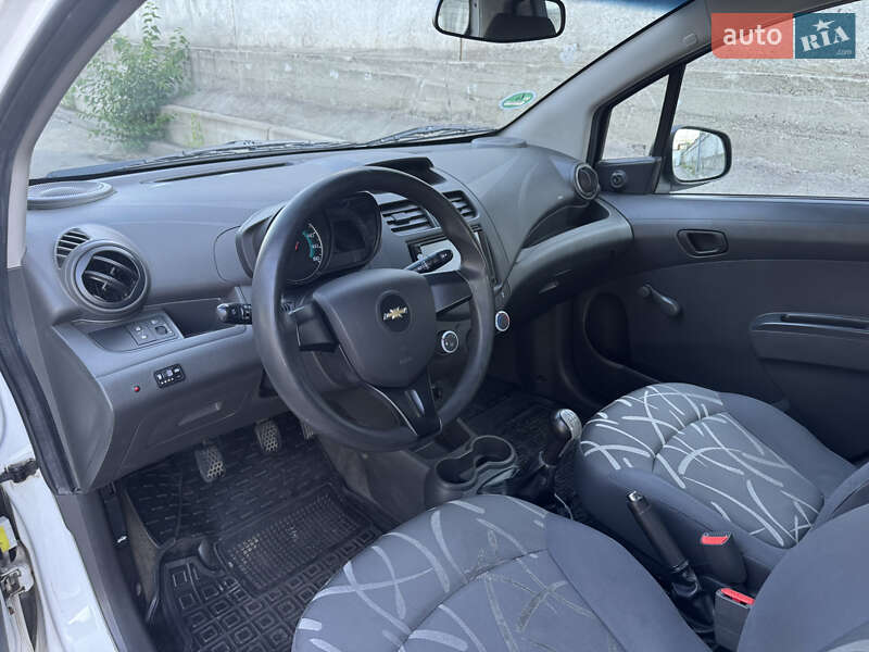 Хетчбек Chevrolet Spark 2014 в Києві