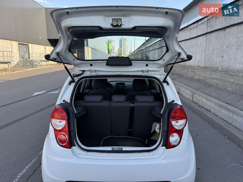 Хетчбек Chevrolet Spark 2014 в Києві