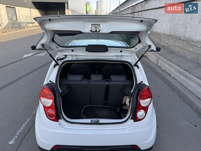 Хетчбек Chevrolet Spark 2014 в Києві
