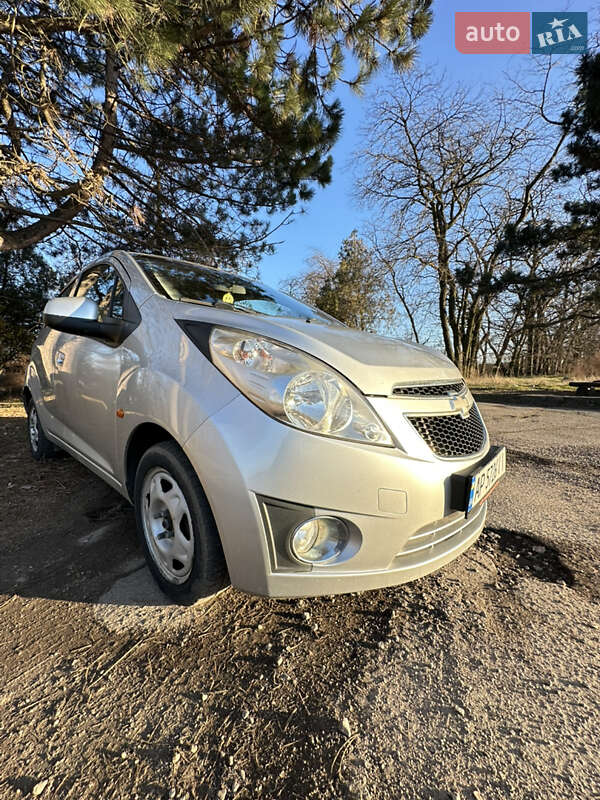 Хэтчбек Chevrolet Spark 2011 в 