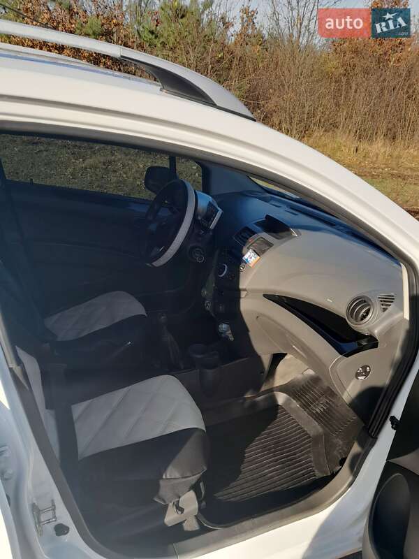 Хетчбек Chevrolet Spark 2010 в Рокитному