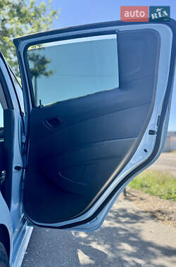 Хэтчбек Chevrolet Spark 2015 в 