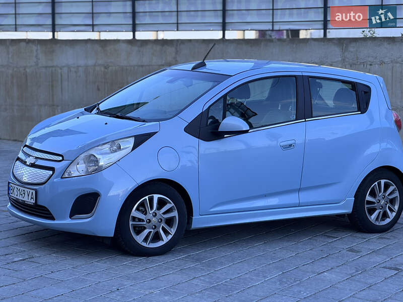 Хетчбек Chevrolet Spark 2014 в Рівному