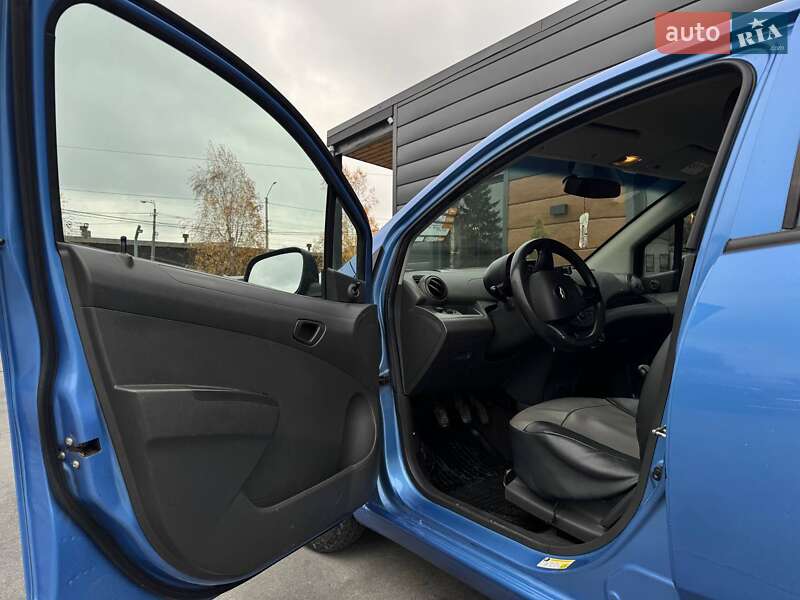 Хетчбек Chevrolet Spark 2013 в Рівному