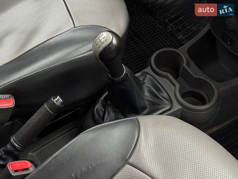 Хетчбек Chevrolet Spark 2013 в Рівному