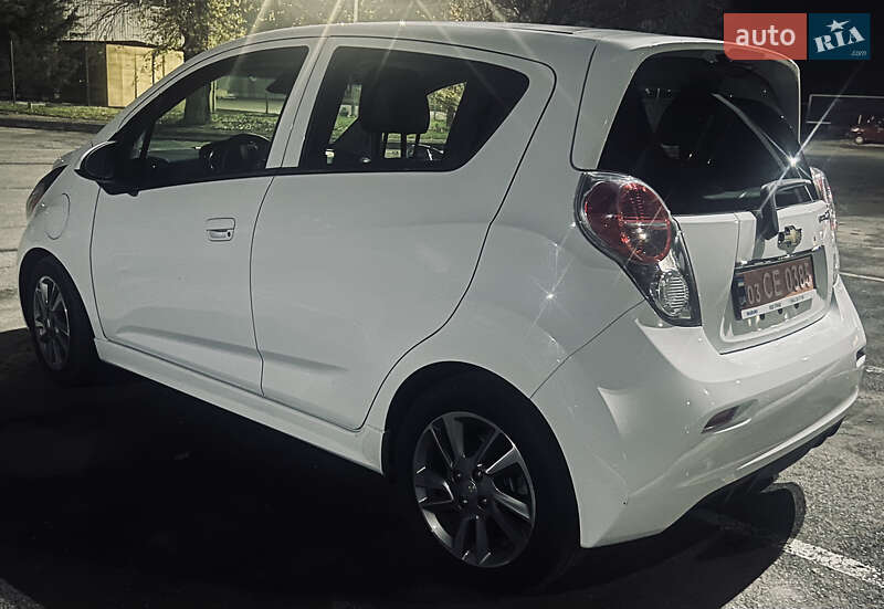 Хетчбек Chevrolet Spark 2015 в Дніпрі