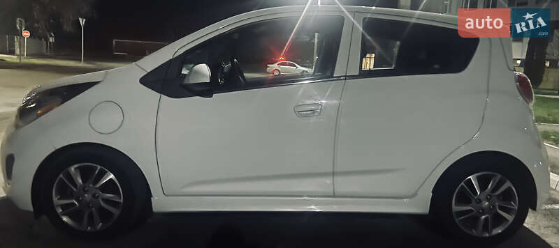 Хетчбек Chevrolet Spark 2015 в Дніпрі