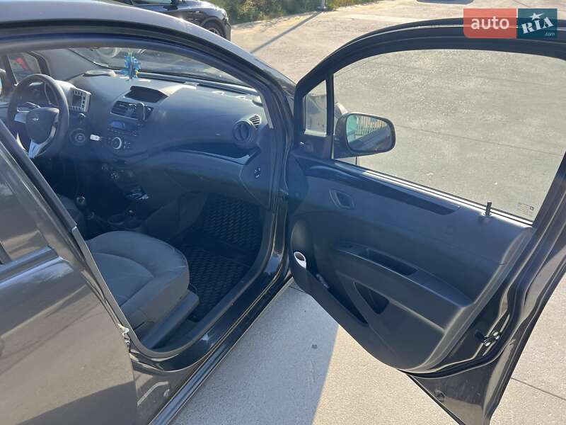 Хэтчбек Chevrolet Spark 2010 в Звягеле