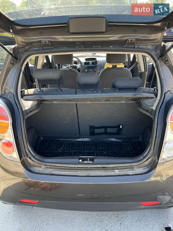 Хэтчбек Chevrolet Spark 2010 в Звягеле