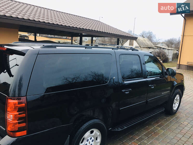 Позашляховик / Кросовер Chevrolet Suburban 2012 в 