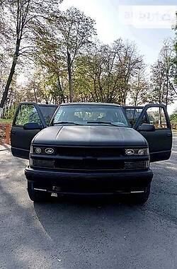 Позашляховик / Кросовер Chevrolet Suburban 1999 в 
