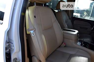 Внедорожник / Кроссовер Chevrolet Suburban 2013 в Киеве