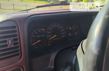 Позашляховик / Кросовер Chevrolet Suburban 1995 в 