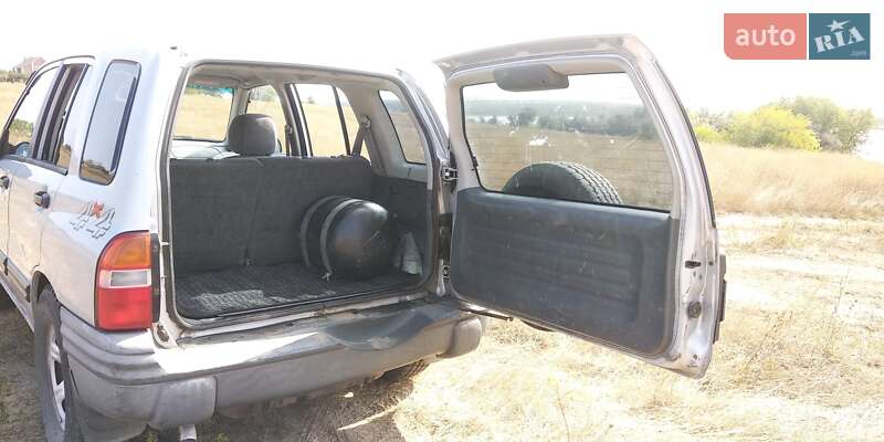 Внедорожник / Кроссовер Chevrolet Tracker 2000 в Днепре