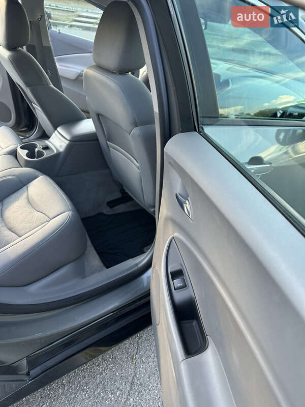 Хэтчбек Chevrolet Volt 2015 в Киеве