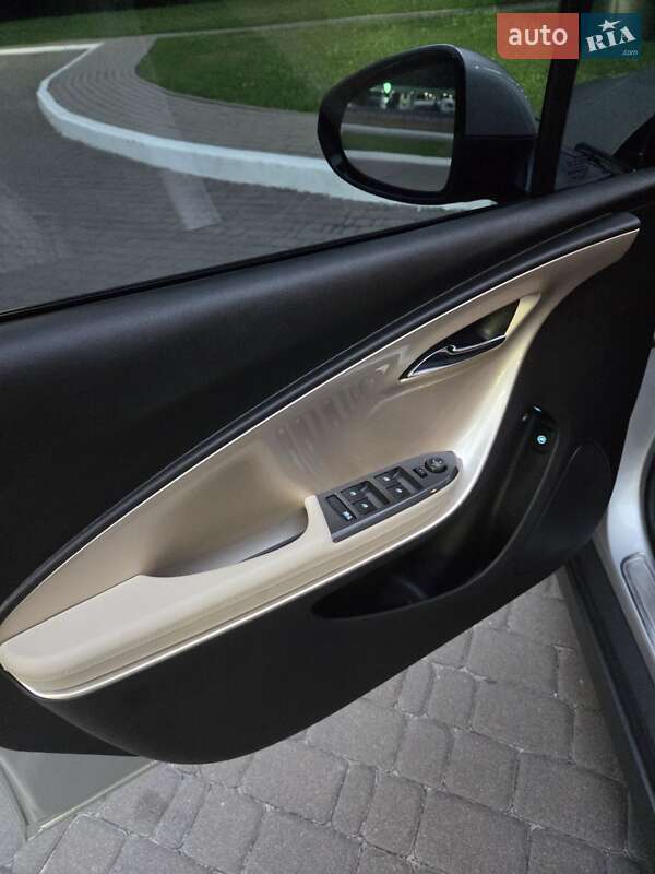 Хэтчбек Chevrolet Volt 2012 в Киеве