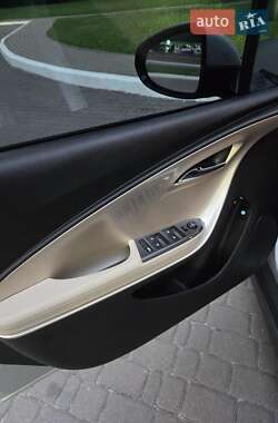 Хэтчбек Chevrolet Volt 2012 в 