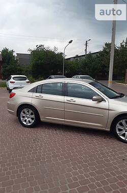 Седан Chrysler 200 2013 в Ровно