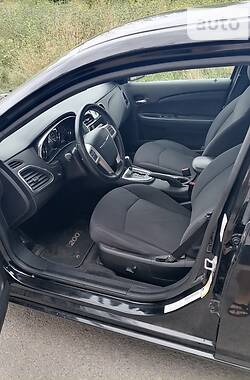 Седан Chrysler 200 2013 в 