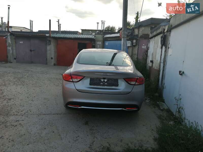 Седан Chrysler 200 2014 в Вышгороде