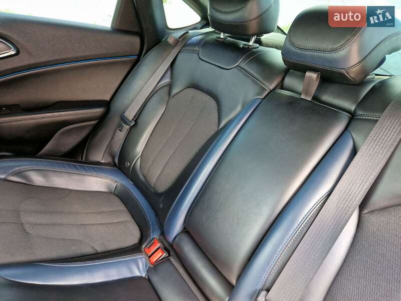 Седан Chrysler 200 2015 в Киеве