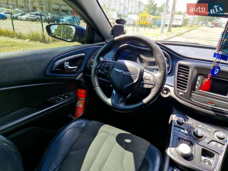 Седан Chrysler 200 2015 в Киеве