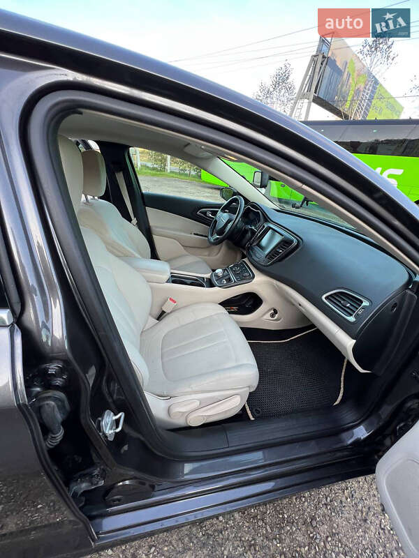 Седан Chrysler 200 2015 в Трускавце
