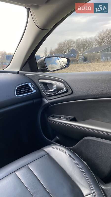 Седан Chrysler 200 2016 в Буске