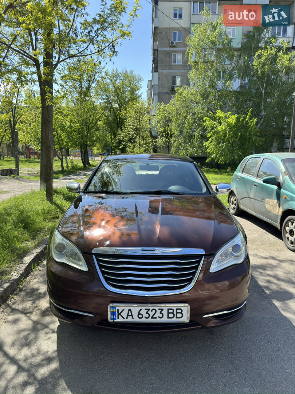 Пропонується до продажу вживаний автомобіль Chrysler 200. Усі фотографії є реальними і відображають поточний стан авто. Наявний в продажу.

Екстер'єр і інтер'єр
Кузов: Седан коричневого кольору
Салон: Шкіряний світлий салон у відмінному стані
Мультимедіа: Мультимедійна система з сенсорним екраном

Технічні характеристики
Двигун: 3.6 л V6 бензиновий
Трансмісія: Автоматична коробка передач  
Привід: Передній

Переваги
- Просторий і комфортний салон
- Потужний і економний двигун 
- Багате оснащення мультимедіа
- Гарний зовнішній вигляд

Для детальнішої інформації або додаткових фото/відео - звертайтесь! Чекаю на ваші дзвінки та повідомлення.

