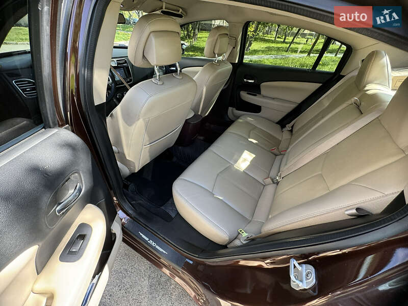 Седан Chrysler 200 2013 в Киеве