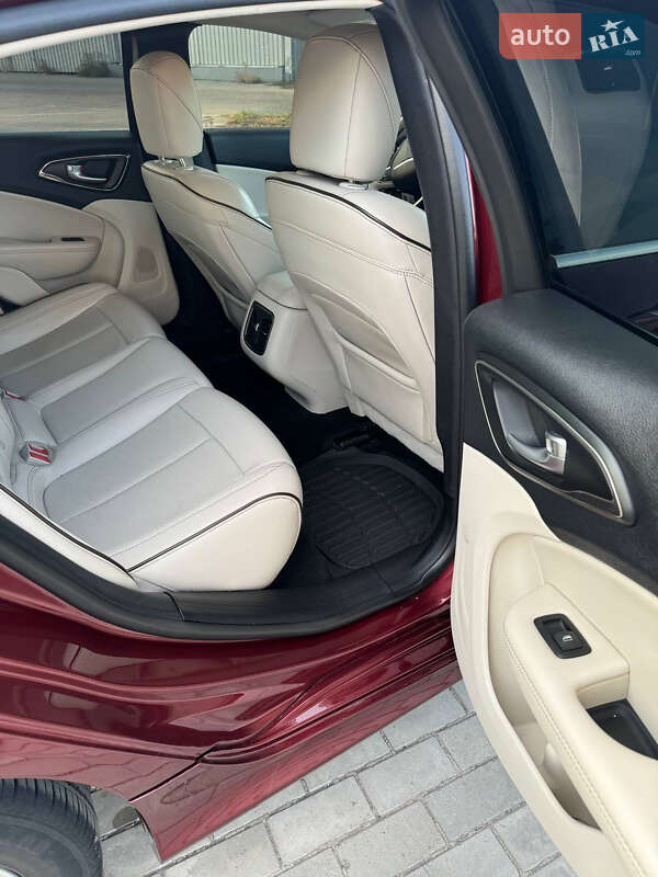 Седан Chrysler 200 2015 в Кривом Роге