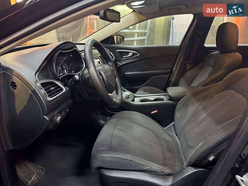 Седан Chrysler 200 2015 в Львові