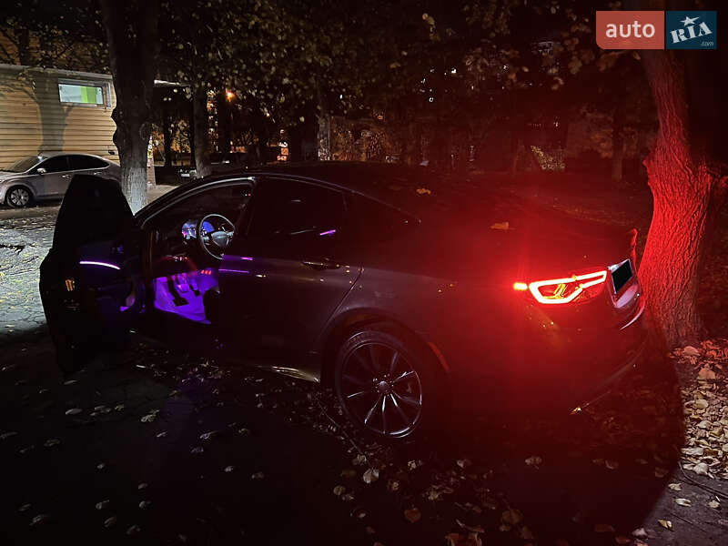 Седан Chrysler 200 2015 в Львові