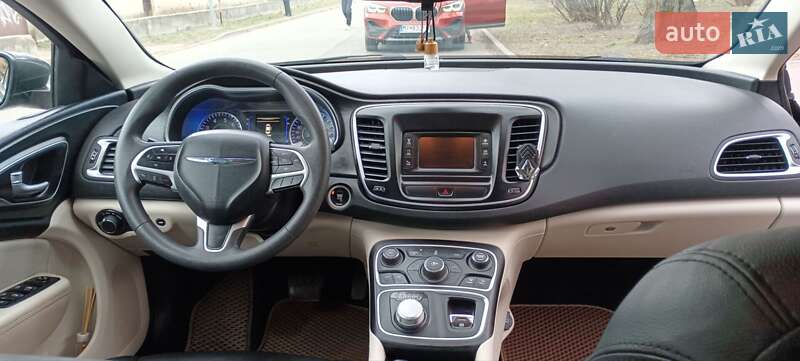 Седан Chrysler 200 2015 в Ужгороді